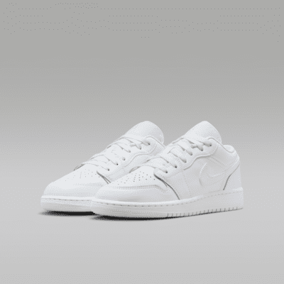 Air Jordan 1 Low Older Kids' Shoes. Nike IL